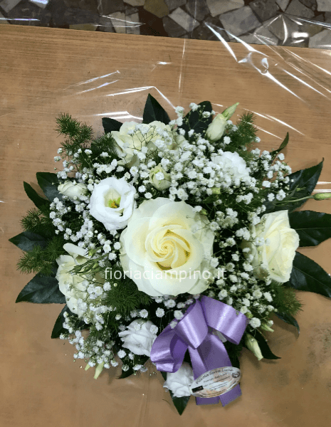 Bouquet con fiori tendente al bianco.