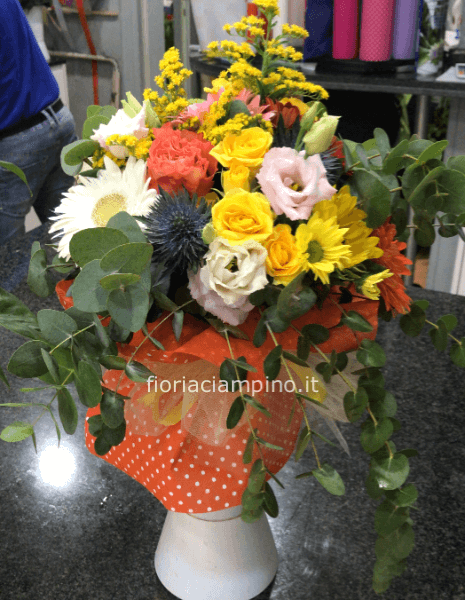 Bouquet di fiori e colori assortiti.