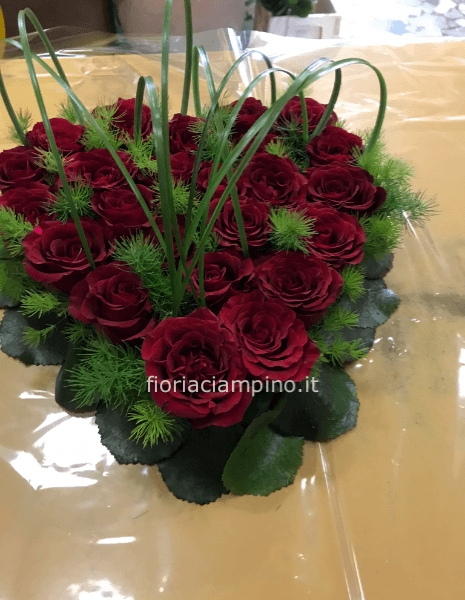 Cuore cm 25  di rose colore rosso 