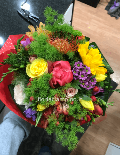 Bouquet assortito di fiori freschi colorati