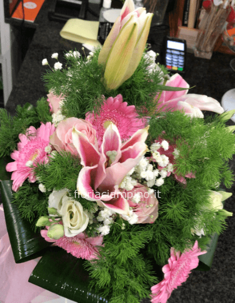 Bouquet di fiori freschi colore rosa piccolo