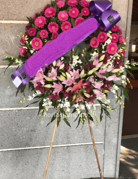 Corona funebre con fiori freschi assortiti, colorata.
