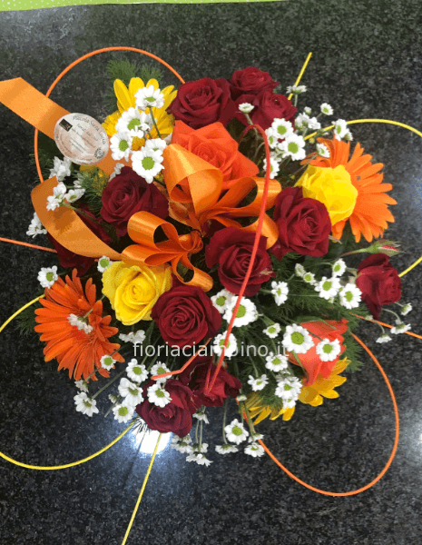 Composizione di fiori freschi per centrotavola.