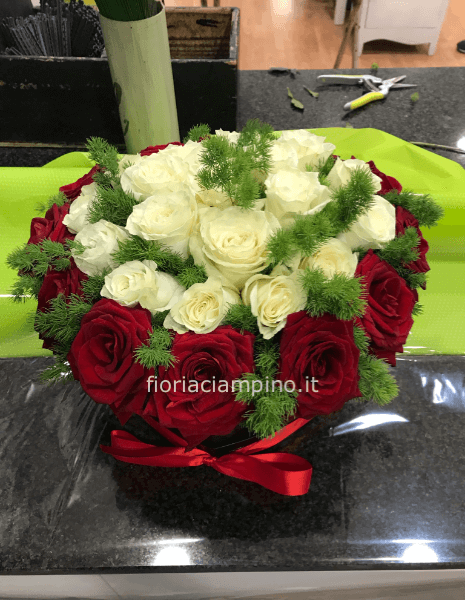 Cuore in spugna cm 25 con rose colori assortiti