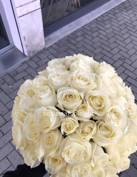 Bouquet di  rose bianche confezionato.