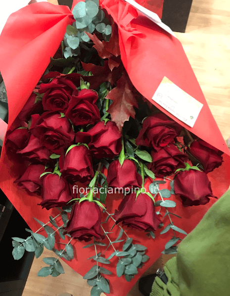 Bouquet di  rose rosse confezionato.