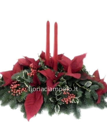 Composizione centrotavola con candela, abete e fiori di stella di natale