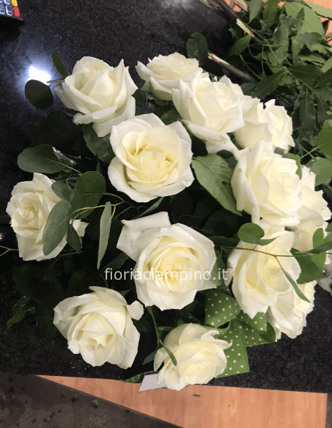Bouquet di 12 rose bianche gambo medio