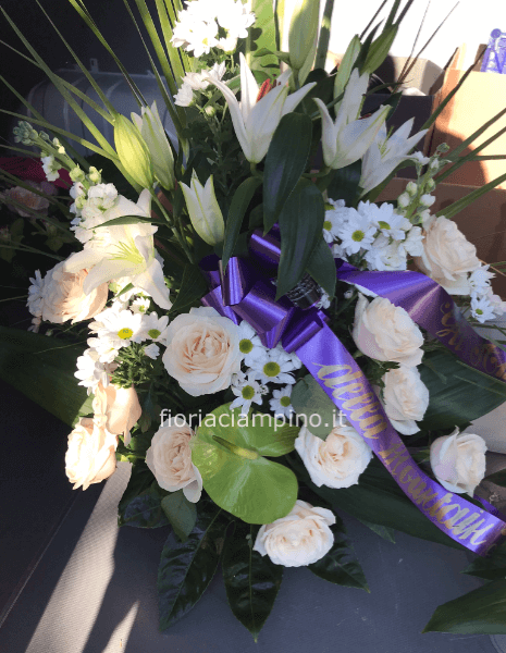 Composizione di fiori per onoranze funebri