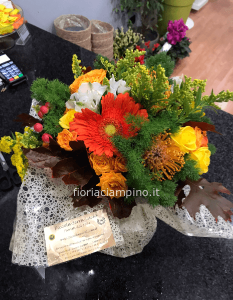 Bouquet di fiori misti primaverili con acquapack